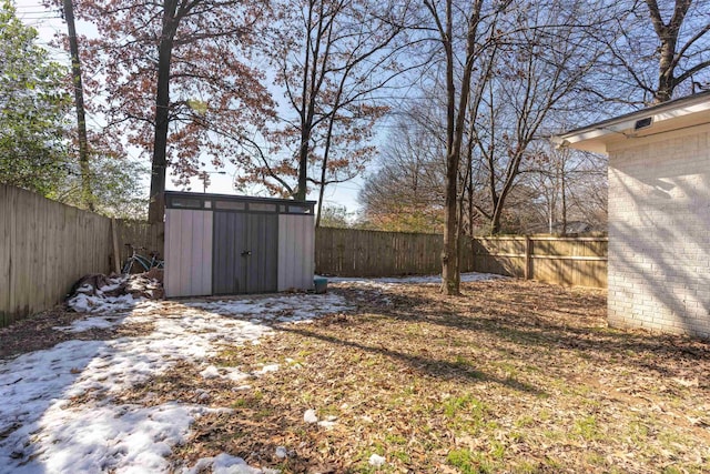 view of yard with a storage unit