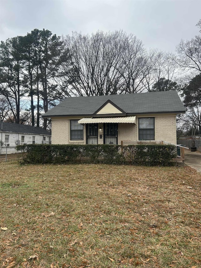 view of front of home featuring a front yard