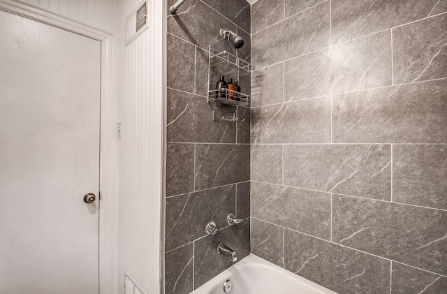 bathroom featuring tiled shower / bath combo