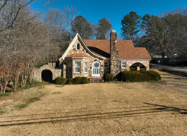 view of front facade with a front lawn