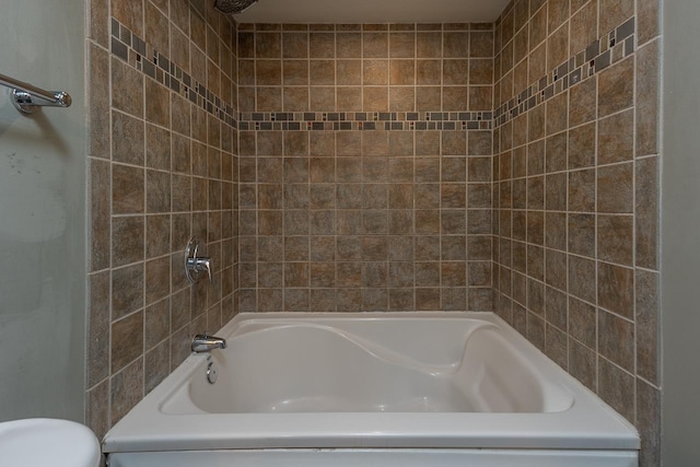 bathroom featuring tiled shower / bath