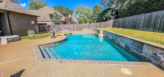 view of swimming pool featuring a yard