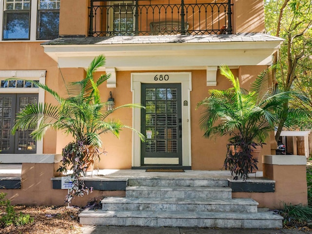 property entrance featuring a balcony