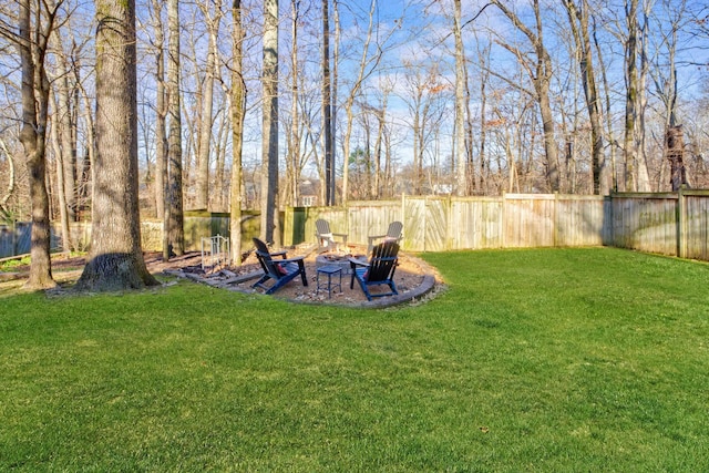 view of yard featuring an outdoor fire pit