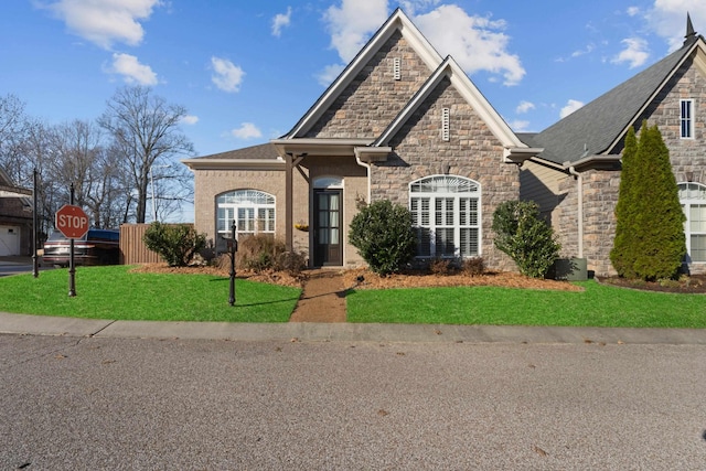 view of front facade featuring a front lawn