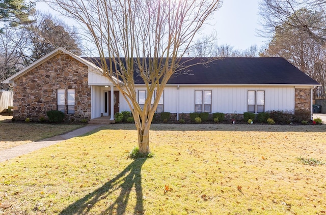 ranch-style house featuring a front lawn