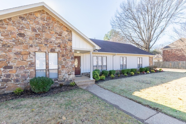 view of front of home featuring a front lawn