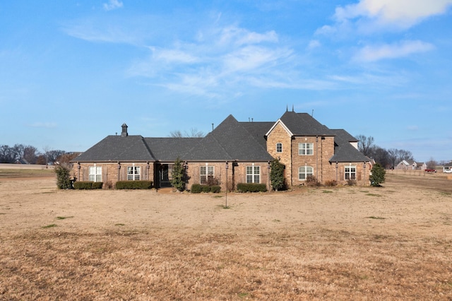 view of front of home featuring a front lawn