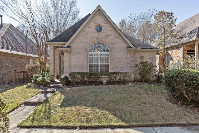 view of front of property featuring a front lawn