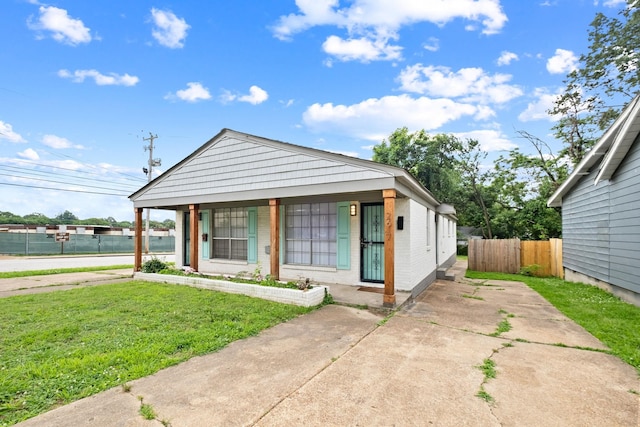 view of front facade with a porch and a front yard