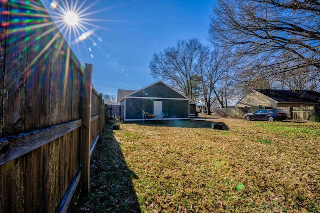 view of yard featuring an outbuilding