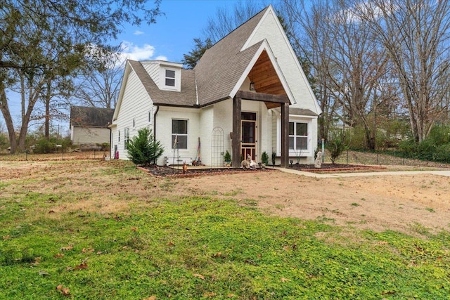 view of front facade with a front yard