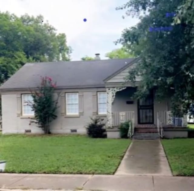 view of front of house with covered porch and a front lawn