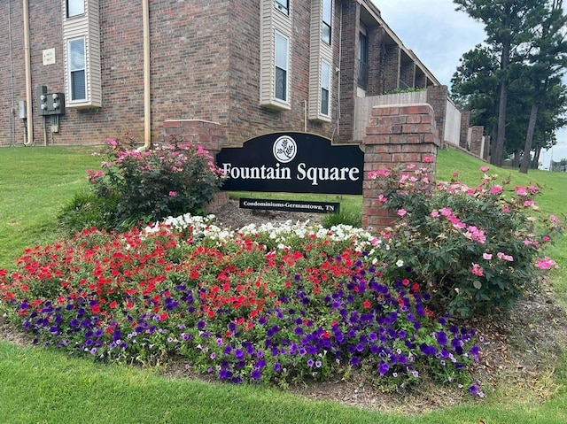 community / neighborhood sign featuring a lawn