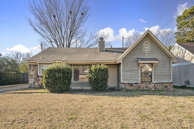 view of front of property featuring a front lawn