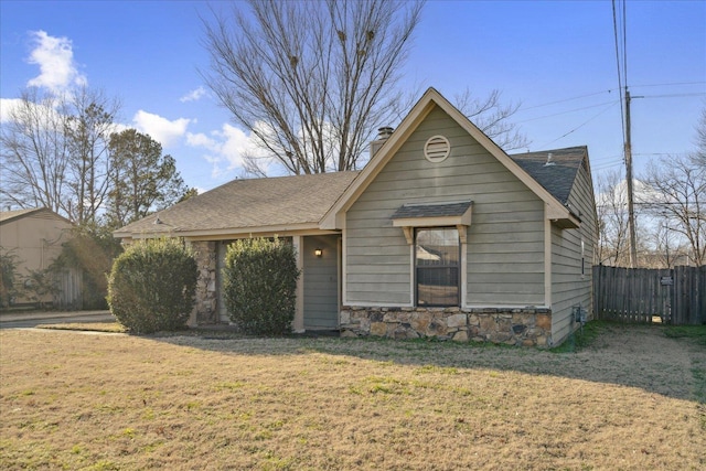 view of front of property with a front lawn