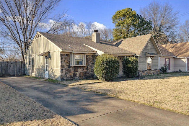 view of front of property with a front lawn