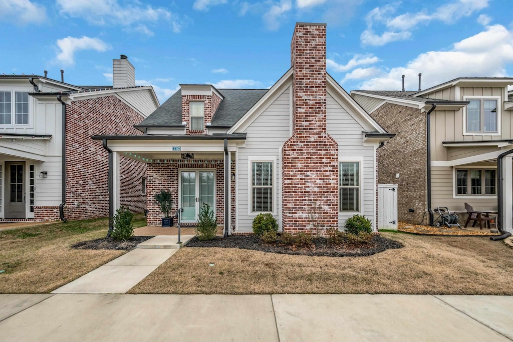 view of front of property featuring a front yard