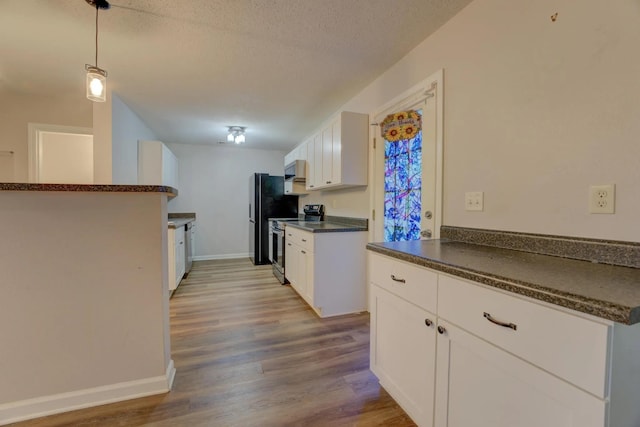 kitchen featuring white cabinetry, decorative light fixtures, a textured ceiling, stainless steel electric stove, and light wood-type flooring