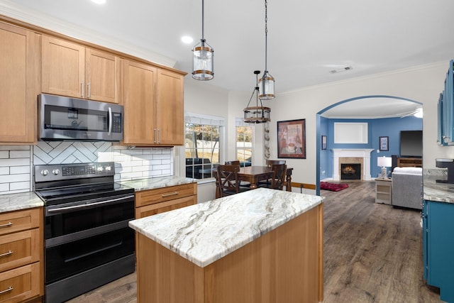 kitchen featuring electric stove, crown molding, a center island, and backsplash