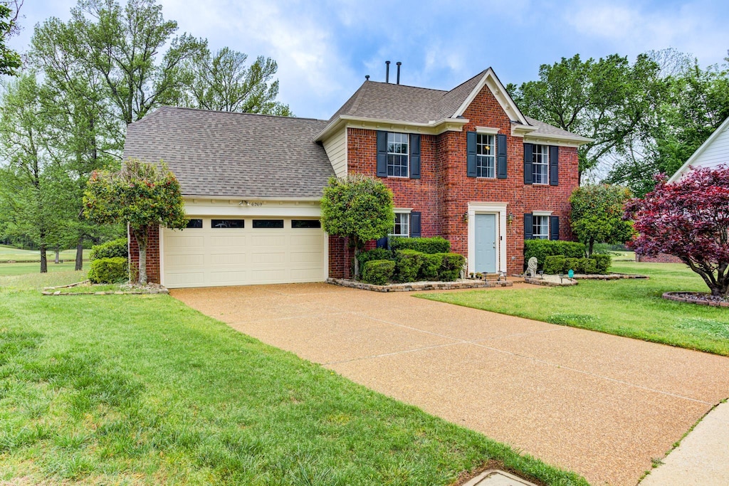 view of front of house featuring a front lawn