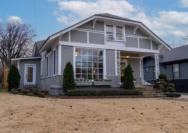 view of front of house with a front lawn