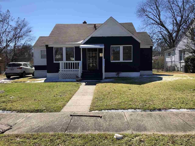 bungalow featuring a front yard