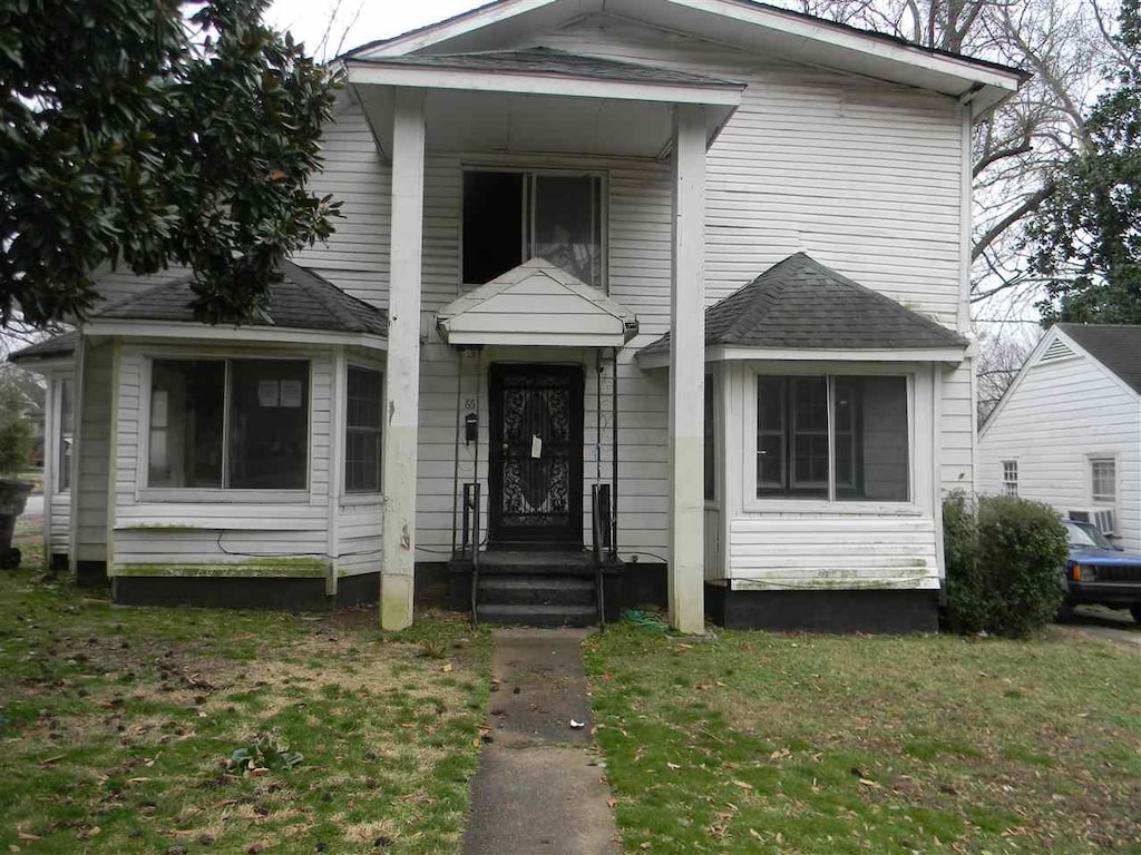 view of front facade featuring a front yard