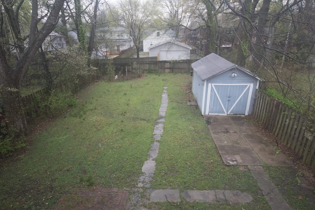 view of yard with a storage unit