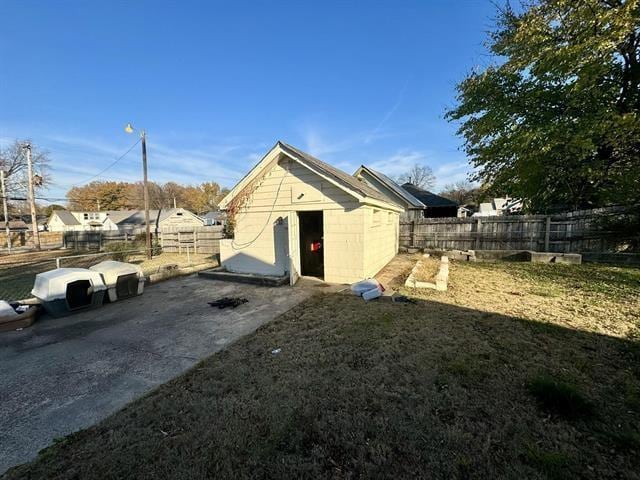 view of outdoor structure featuring a yard