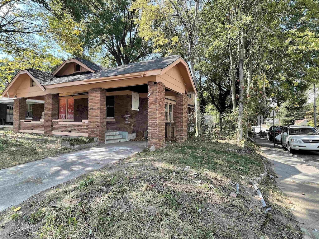 view of front of property featuring covered porch