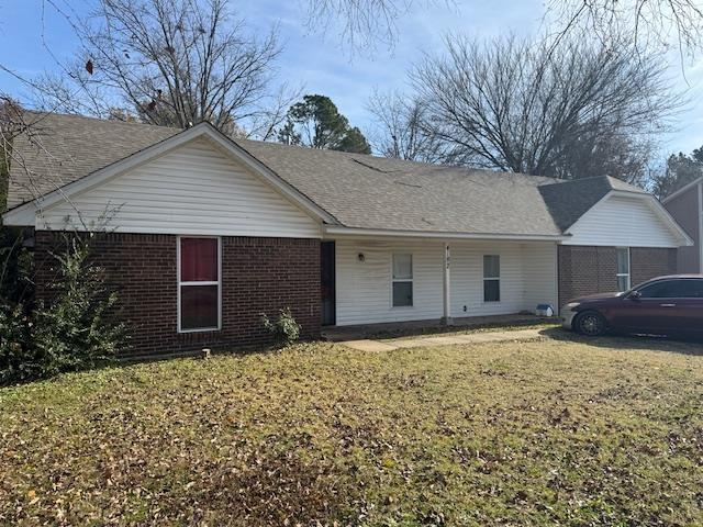 ranch-style home with a front lawn