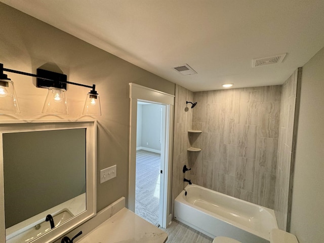 bathroom with tiled shower / bath