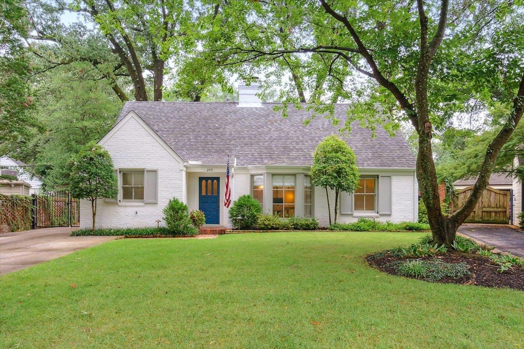 ranch-style home featuring a front lawn