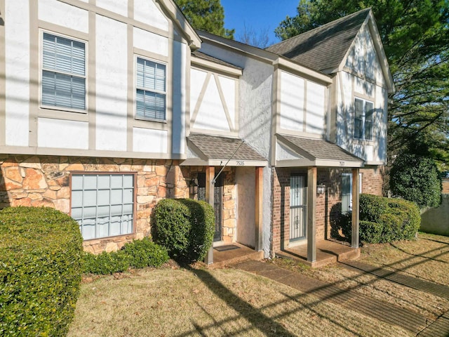 view of front of property featuring a front lawn