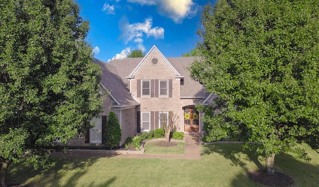 view of front of property featuring a front yard