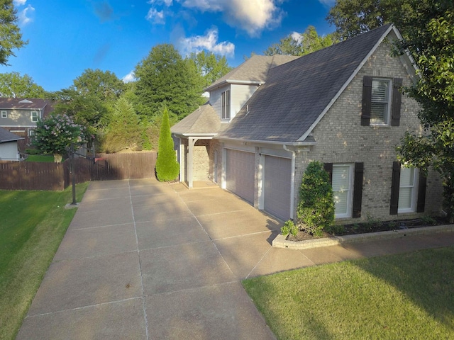 view of front facade featuring a front yard and a garage