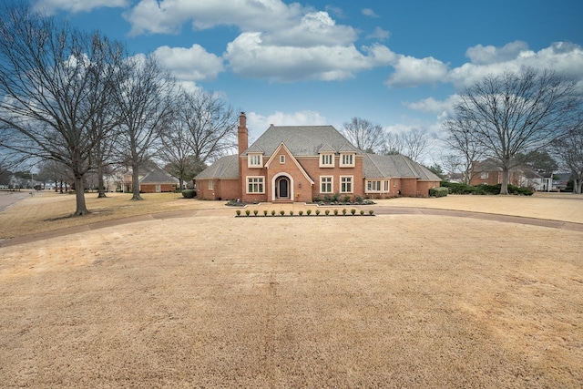 view of front of home featuring a front yard