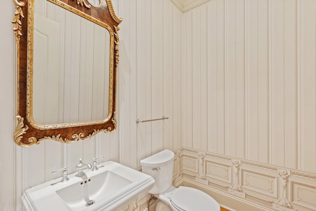 bathroom featuring toilet and sink