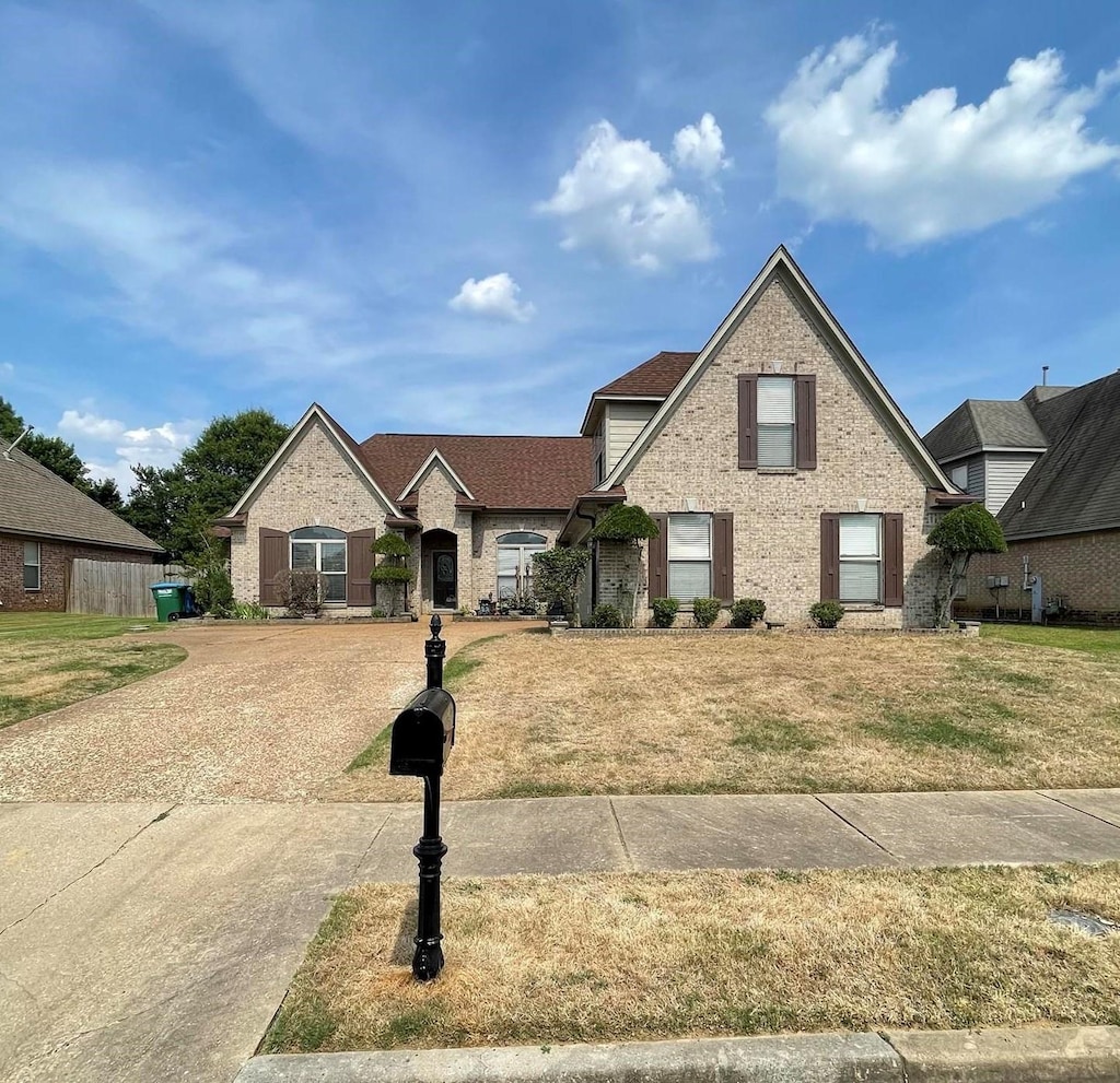 view of front of home featuring a front yard