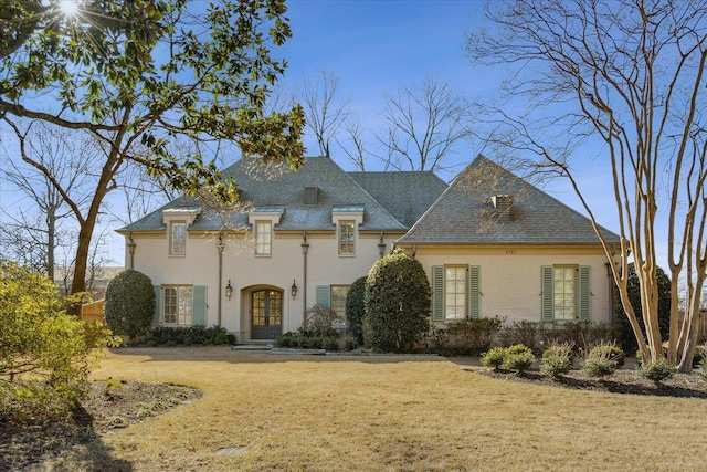 view of front of property featuring a front lawn