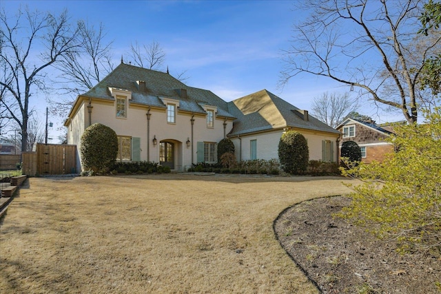 view of front facade featuring a front lawn