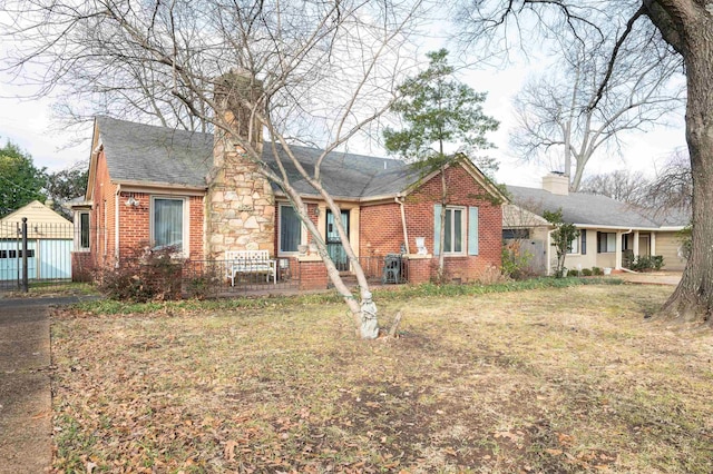 view of front of home featuring a front lawn