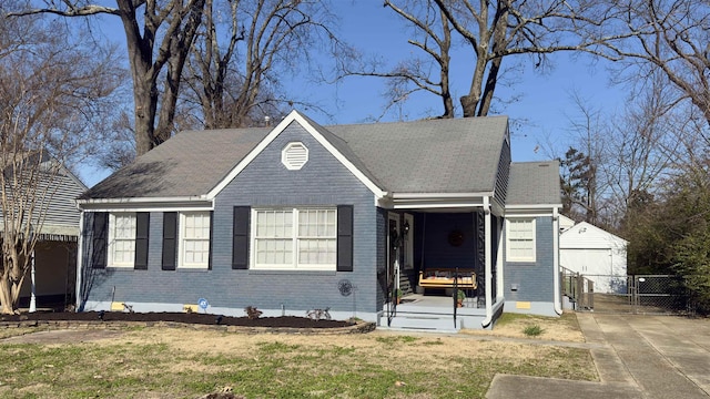 view of front of home featuring a front lawn and a garage