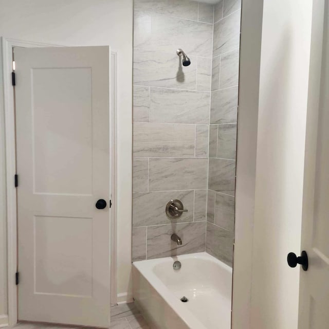 bathroom featuring tiled shower / bath combo