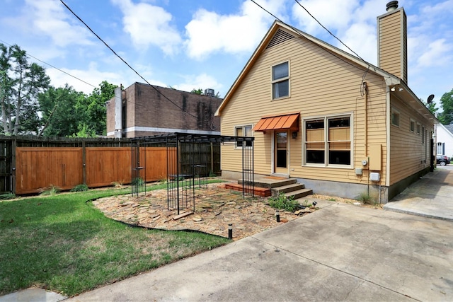 view of front facade with a front yard