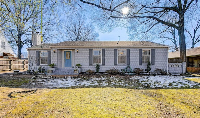 ranch-style home featuring a front lawn