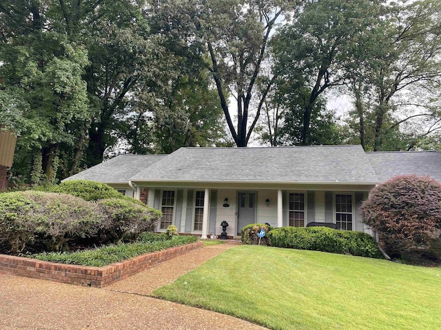 single story home featuring a front lawn