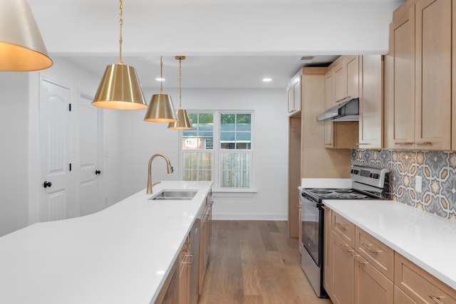 kitchen with stainless steel electric stove, pendant lighting, decorative backsplash, sink, and light hardwood / wood-style flooring