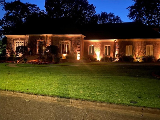 view of front of home featuring a front yard